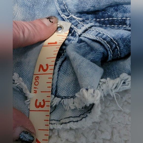 Hippie laundry shorts. Size 5 like new. Beautiful embroidered flowers on front - Picture 6 of 7